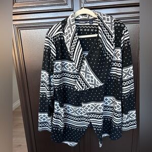 LANDS’ END black & white fleece open cover up. Size Large